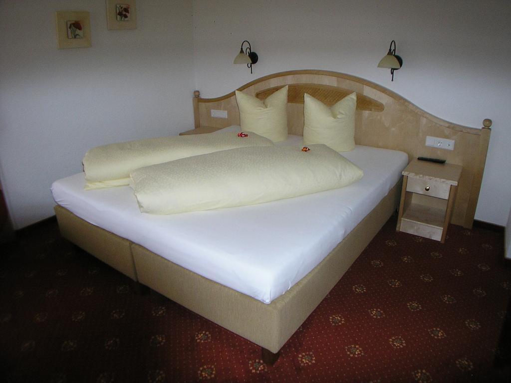 Hotel-Garni Weidacherhof Leutasch Szoba fotó