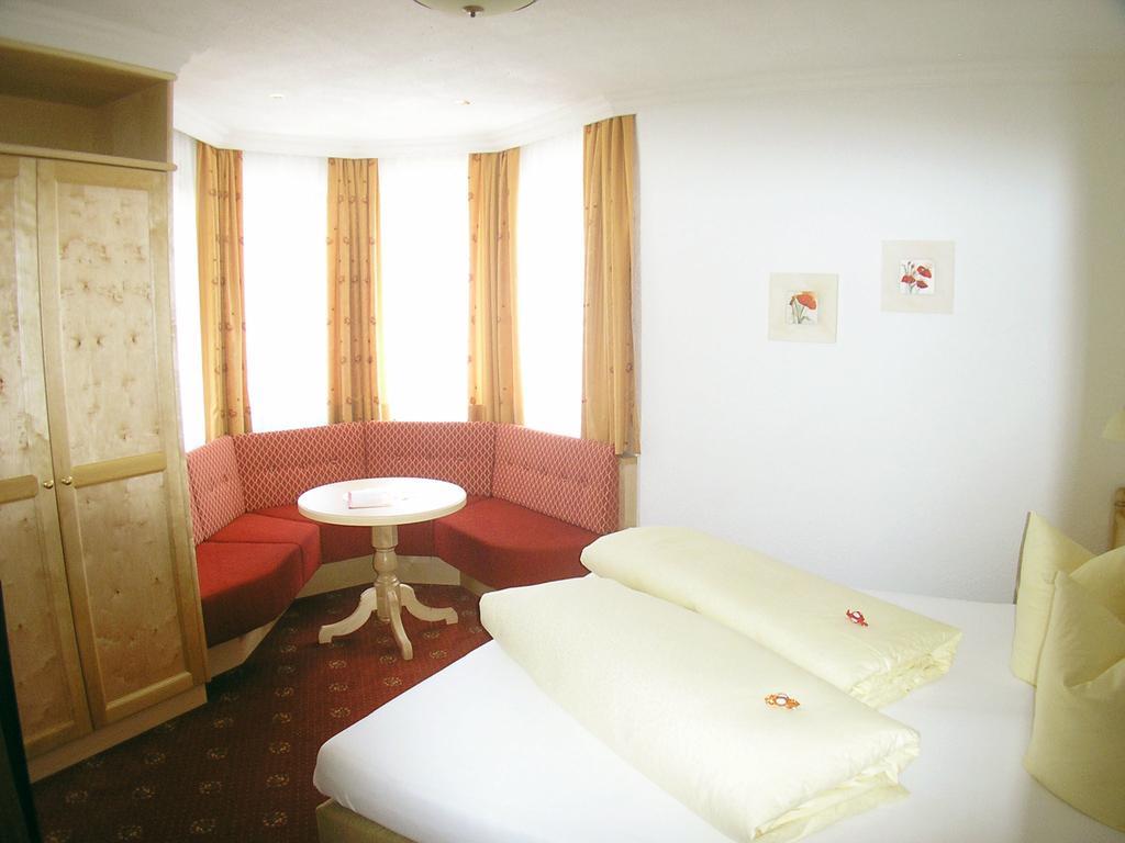 Hotel-Garni Weidacherhof Leutasch Szoba fotó